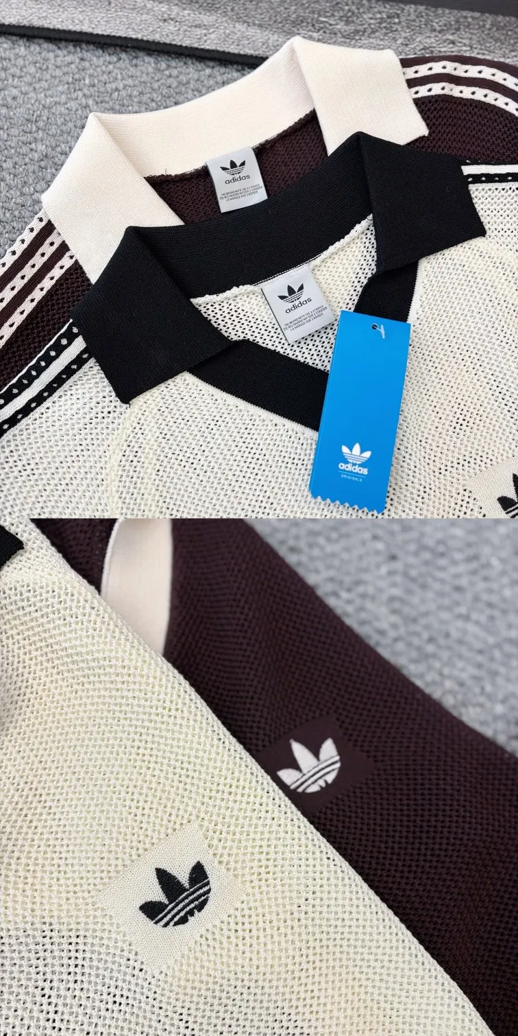 Adidas Clover Retro Knitted Sweater Polo Short Sleeve, the ultimate summer outfit! Campus style! The classic three-stripe + contrasting lapel design has an American college retro feel. The clover embroidery on the chest is low-key yet recognizable, making it ultra-Versatile in style. The breathable mesh knitted fabric is not stuffy and feels soft and skin-friendly. The short version just exposes the waistline. Pair it with high-waisted denim or pleated skirts to show off your proportions, making you look sweet and cool in seconds. The black and white contrasting color model is refreshing and reduces age, while the dark brown model has its own retro atmosphere. The two colors can be used with your eyes closed without stepping on thunder! Whether it is daily commuting, going on a date or shopping, or traveling to take photos, you can easily achieve a relaxed and fashionable look. The workmanship is full of details, the wiring is neat, the quality is not inferior to that of the counters, and the price-performance ratio is super high! This all-purpose T-shirt is a must-have in your summer wardrobe. It is slim and versatile, and can easily be worn with the Korean blogger’s Same Style. In Stock, you can post it in seconds without any hassle! Style number: A 238# Color: White Size: S M L XL